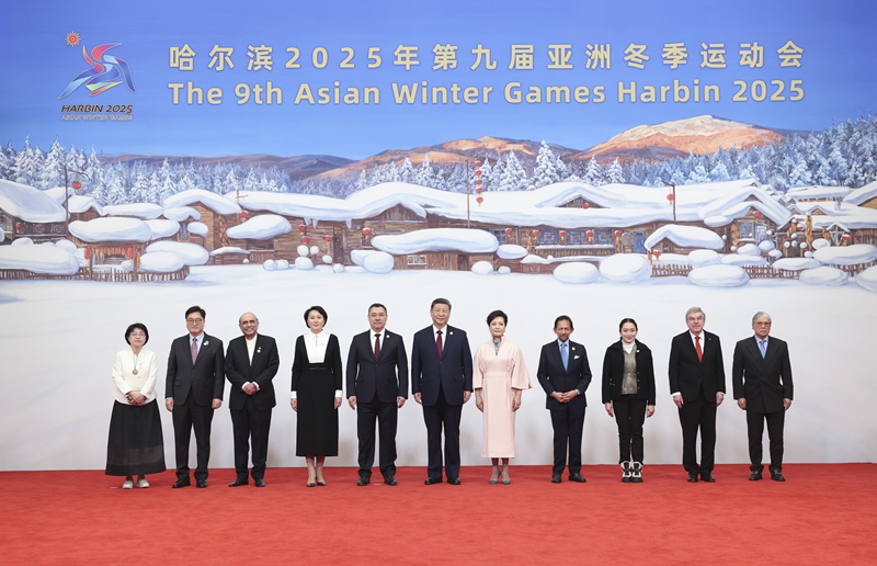 ??2月7日中午，國(guó)家主席習(xí)近平和夫人彭麗媛在黑龍江省哈爾濱市太陽(yáng)島賓館舉行宴會(huì)，歡迎來(lái)華出席哈爾濱第九屆亞洲冬季運(yùn)動(dòng)會(huì)開(kāi)幕式的國(guó)際貴賓。這是習(xí)近平和彭麗媛同貴賓們合影留念。