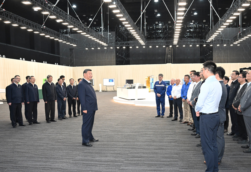 10月17日至18日，中共中央總書記、國家主席、中央軍委主席習近平在安徽考察。這是17日下午，習近平在合肥濱湖科學城考察時，同現(xiàn)場科研人員和企業(yè)負責人親切交流。